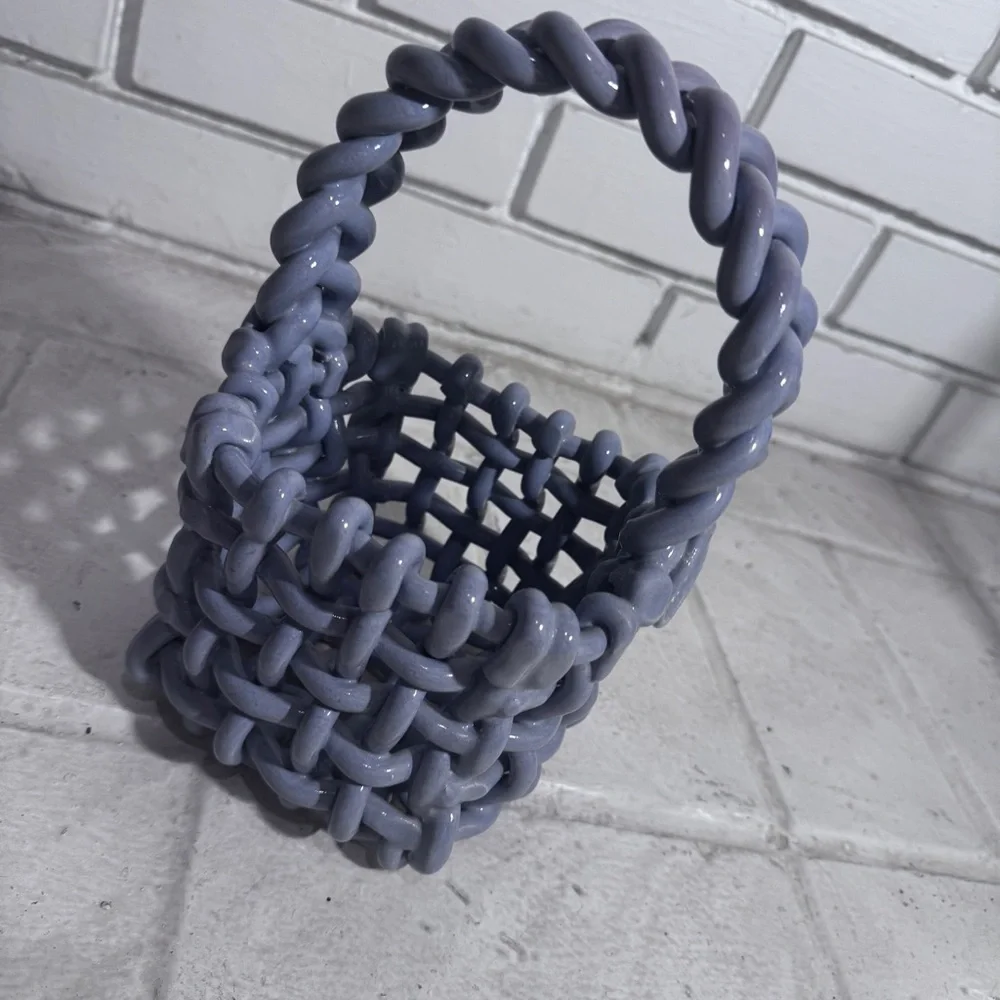 Ceramic woven basket in perfect condition, lavender/light purple color - Picture 9 of 10